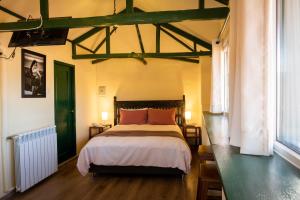 库斯科科里华斯旅舍的一间卧室设有一张床和一个绿门