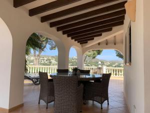 莫莱拉Nice villa in Moraira with private pool and lots of privacy的庭院内带桌椅的用餐室