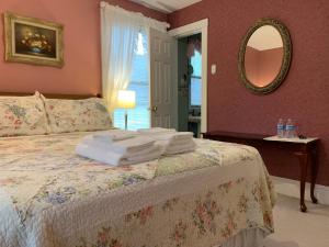 尼亚加拉瀑布斯特拉塞尔德B&B酒店的一间卧室配有带毛巾的床