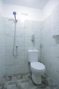 普拉亚Tastura Homestay的一间带卫生间和淋浴的浴室