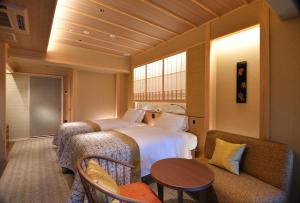 大津汤元馆的酒店客房设有两张床和一张桌子。