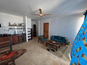 米查维The View of Zanzibar的带沙发和吊扇的客厅