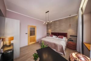 兰什克龙Penzion Martina****的一间卧室设有一张床和一间客厅。