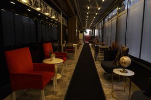 伊斯坦布尔Florya House Hotel的餐厅的走廊,带桌椅