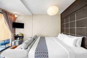 攀牙萨美特囊舍精品酒店的酒店客房设有一张大床和一台电视机。