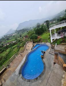 展玉Villa kaca 88的山顶上的大型蓝色游泳池