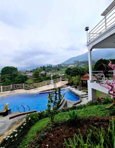 展玉Villa kaca 88的享有度假村游泳池的景致