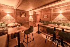 克舍尔Danner-Hof的餐厅拥有木墙和桌椅