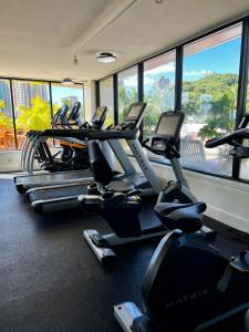 檀香山Luana Waikiki Park Views的一间健身房,里面设有几台跑步机,房间设有窗户