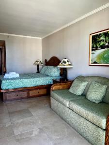 檀香山Luana Waikiki Park Views的一间带两张床和一张沙发的客厅