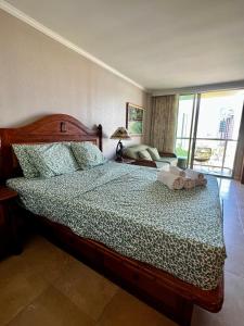 檀香山Luana Waikiki Park Views的一间卧室配有一张带绿床罩的床