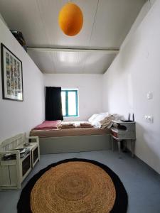 Krásiontiny house EFROSSINI的一间卧室配有一张床和一张大地毯