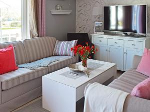 腓特烈斯塔Apartment Frederikstad II的客厅配有两张沙发和一台电视机