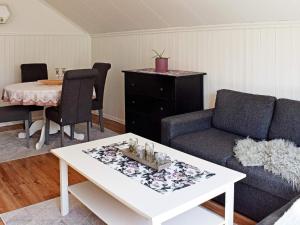 腓特烈斯塔Apartment Frederikstad的客厅配有沙发和桌子