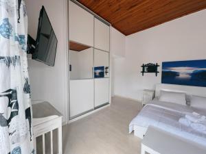 斯派赛斯Villa Ancora Spetses的白色的客房配有床和电视。