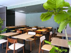 东京东京九段下芬迪别墅酒店的配有木桌和椅子的教室