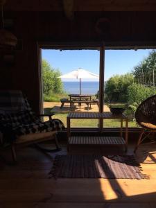 BigauņciemsDirectly on the Sea-Tikla Maja的客房享有桌子和雨伞的景致。
