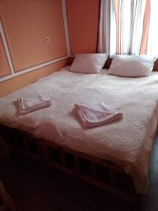 科普里夫什迪察Тороманова къща的一张带两条毛巾的床和窗户