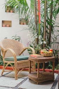 帕纳吉Nyara Fontainhas Panaji - Heritage villa Goa的藤椅和一碗水果的桌子