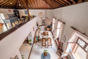 帕纳吉Nyara Fontainhas Panaji - Heritage villa Goa的享有客厅和用餐室的顶部景致