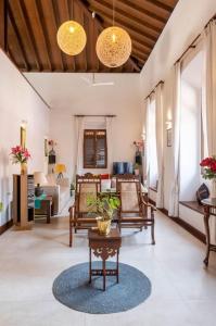 帕纳吉Nyara Fontainhas Panaji - Heritage villa Goa的客厅配有椅子和桌子