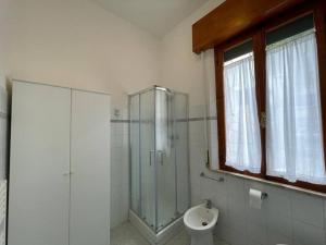卡斯蒂里昂纳·德拉佩Nuova ristrutturazione a due passi dal Mare的一间带玻璃淋浴和卫生间的浴室
