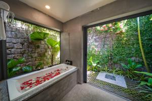 富国Lahana Resort Phu Quoc & Spa的带浴缸的浴室和大窗户