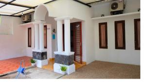日惹Homestay Jogja Dekat Taman Pelangi by Simply Homy的一间拥有白色墙壁和白色柱子的房间
