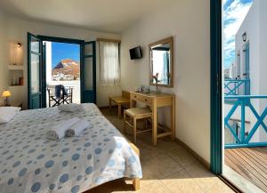 乔拉弗雷恩多斯地平线酒店的一间卧室配有一张床、一张书桌和一个窗户。