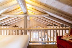 GrumesChalet alla Perla, Grumes Ospitar的客房设有木制天花板和一张床