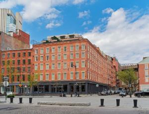 纽约33 Seaport Hotel New York的城市街道上一座大型红砖建筑