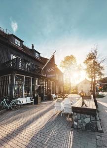 奥勒阿若格登酒店的一条鹅卵石街道,在建筑前有白色长凳