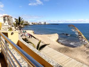 厄尔梅达诺Apartamentos Medano - Duplex Playa的阳台享有海滩和大海的景致。