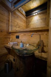 圣维托-迪卡多雷Appartamento NeveSole的木制客房内的带水槽的浴室