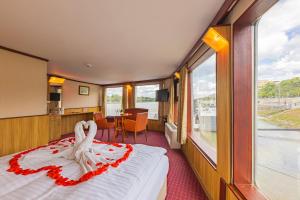 布达佩斯Fortuna Boat Hotel Budapest的美景客房 - 带一张床和一张桌子