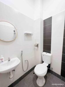 瓜埠ZEN RESIDENCE 135 LANGKAWI- 4BR3B-Max 14pax的浴室配有白色卫生间和盥洗盆。
