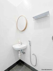 瓜埠ZEN RESIDENCE 135 LANGKAWI- 4BR3B-Max 14pax的浴室设有水槽和墙上的镜子