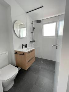 科尔多瓦Apartamento Colina B 19.的一间带卫生间、水槽和镜子的浴室