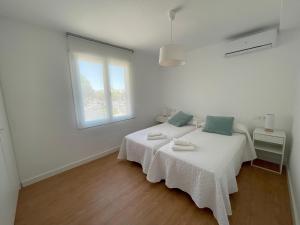 科尔多瓦Apartamento Colina B 19.的白色的客房设有床和窗户。