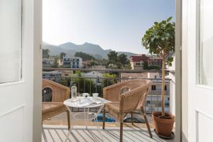 卡拉圣维森特Boutique Hotel Oriola的设有一个配有桌椅并享有美景的阳台。