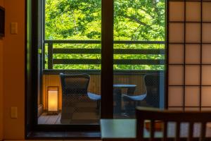 箱根Suiun的阳台的桌椅景窗户