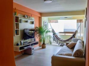 CaraballedaRitasol Palace apartamento de relax frente al mar的带沙发和吊床的客厅