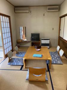忍野村福奇托米塔日式旅馆的配有桌椅和电视的客房