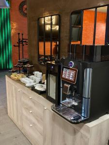 布伦巴泰HOTEL TECH的柜台上的咖啡店,配有咖啡机