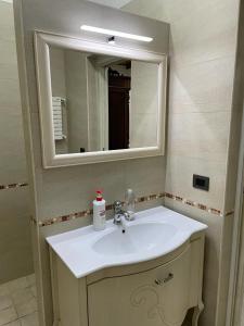 弗兰卡维拉丰塔纳Sasha House Casa Vacanze的浴室设有白色水槽和镜子