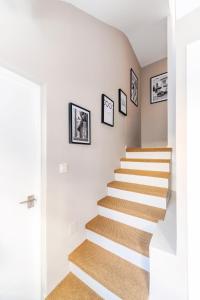 马贝拉Bella Marbella的房屋内的楼梯,有白色的墙壁和楼梯地毯