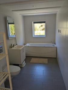 MasfjordenHoliday home - Your dream vacation awaits in Massfjorden的白色的浴室设有浴缸和卫生间。