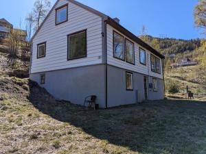 MasfjordenHoliday home - Your dream vacation awaits in Massfjorden的山顶上的白色房子