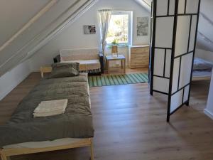 MasfjordenHoliday home - Your dream vacation awaits in Massfjorden的一间卧室设有一张床和一个楼梯