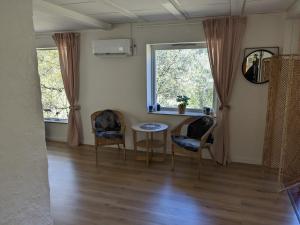 MasfjordenHoliday home - Your dream vacation awaits in Massfjorden的客厅配有桌椅和窗户。